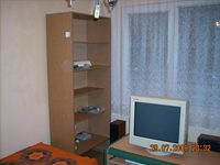 едната стая продава тристаен апартамент